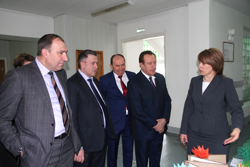 Директор СОШ №1 Ирина Деревянко (справа) знакомит депутатов с выставкой школьных работ